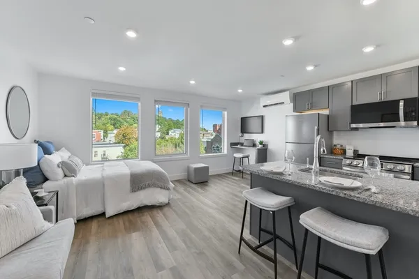 $1,695 | 585 Essex Street, Unit PH 513, Lynn, MA 01901