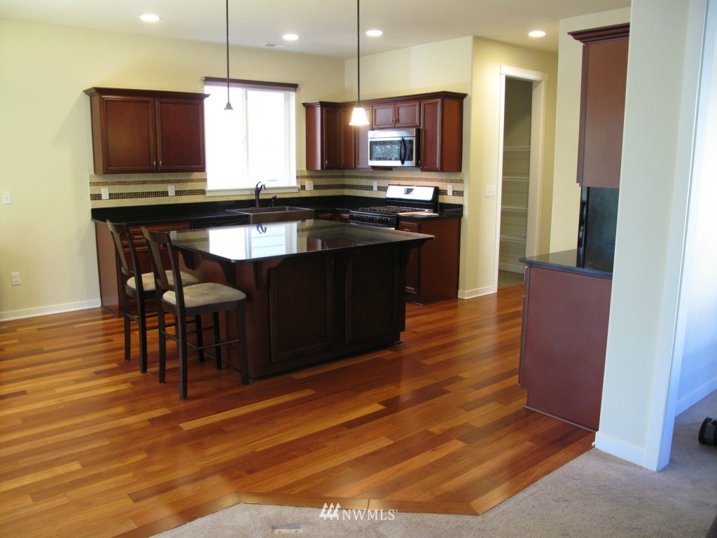 620 Ilwaco Place Northeast Renton, WA 98059 - Photo 2 of 16 Gallery Image 2