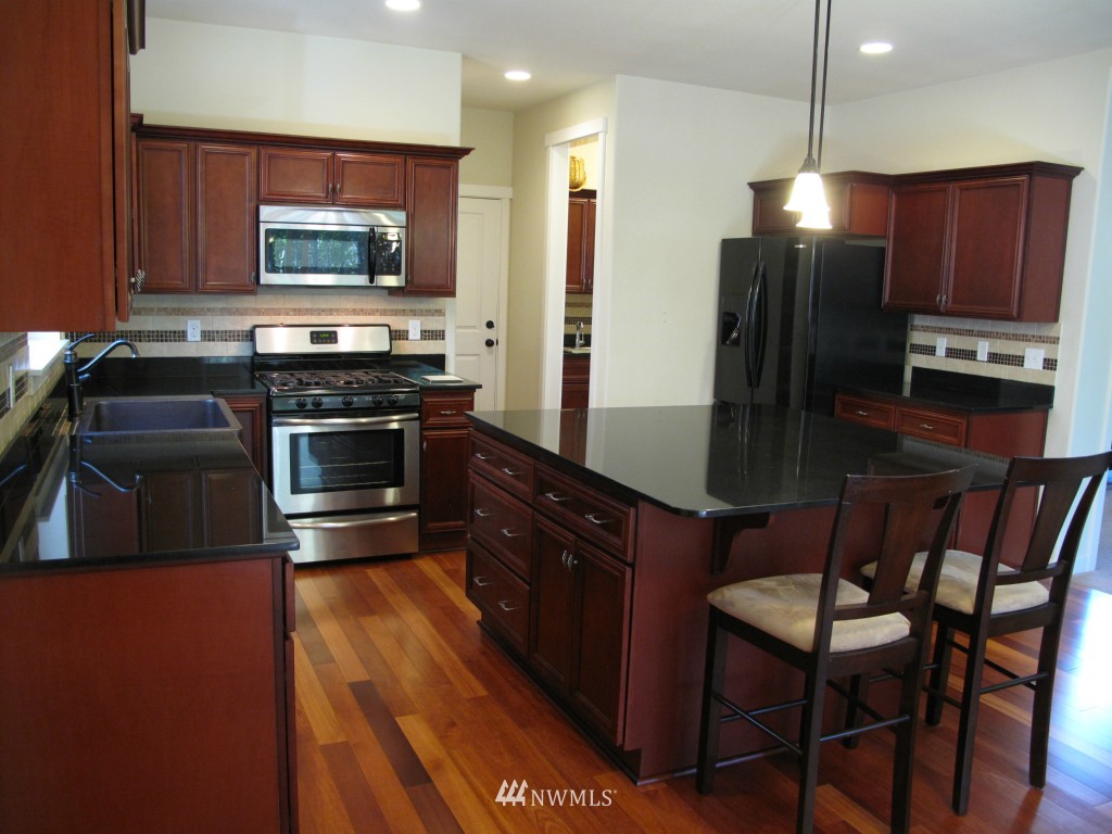 620 Ilwaco Place Northeast Renton, WA 98059 - Photo 12 of 16 Gallery Image 12