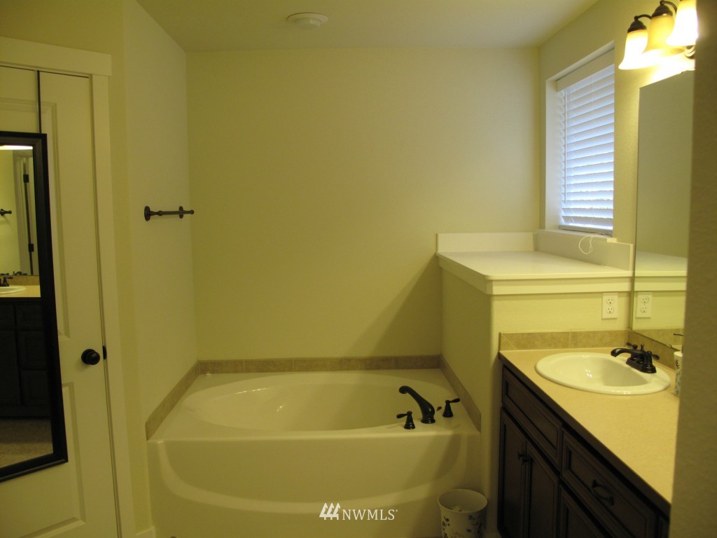620 Ilwaco Place Northeast Renton, WA 98059 - Photo 14 of 16 Gallery Image 14