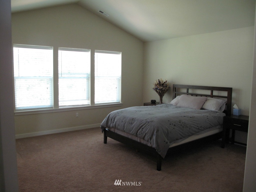 620 Ilwaco Place Northeast Renton, WA 98059 - Photo 8 of 16 Gallery Image 8