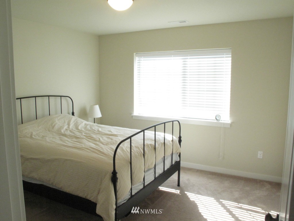 620 Ilwaco Place Northeast Renton, WA 98059 - Photo 10 of 16 Gallery Image 10