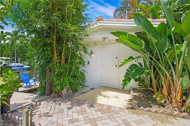 a picture of a table and chairs