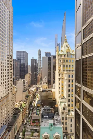 $1,700,000 | 721 5th Avenue, Unit 30H | Midtown East