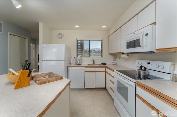 $1 | 1 Tennis 655-i2, Manson, WA 98831