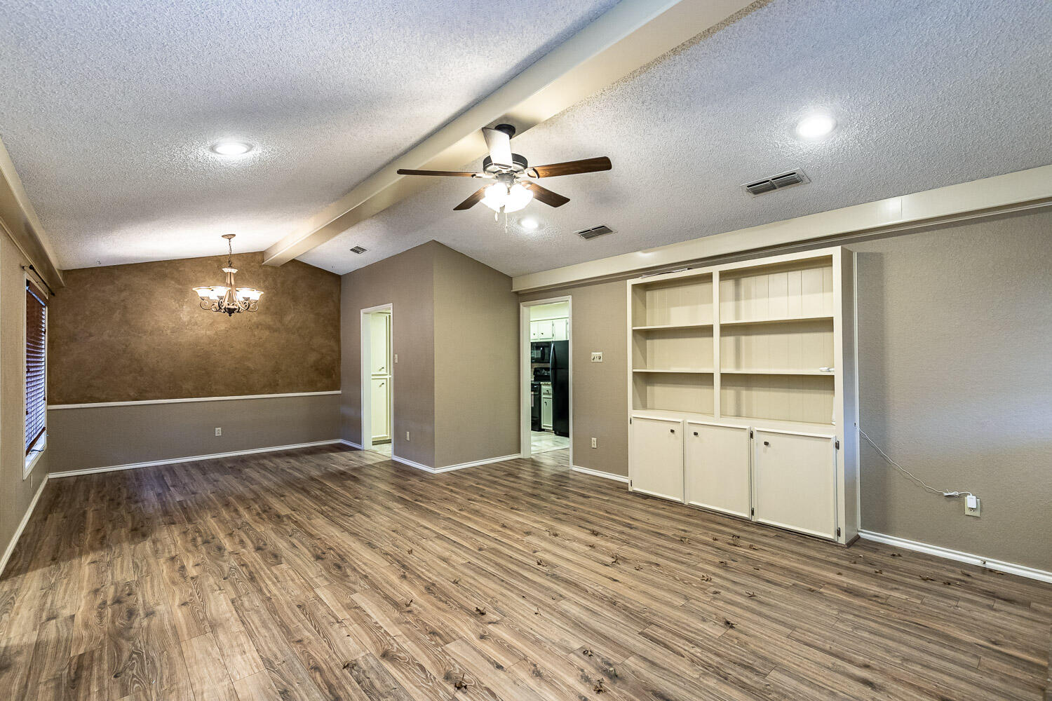 5809 2nd Street Lubbock, TX 79416 - Photo 4 of 17 Living Room