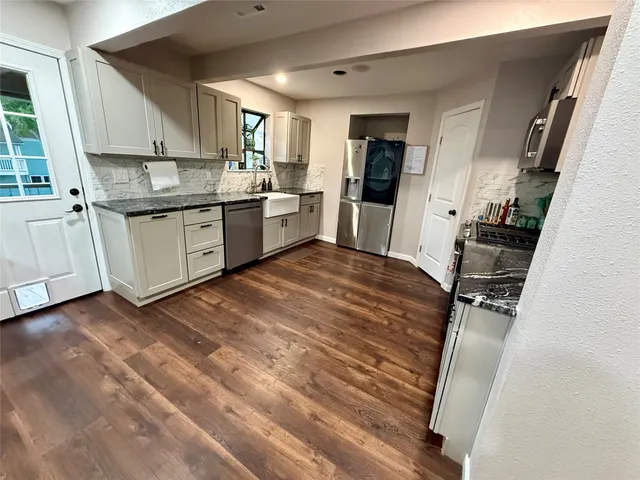 $2,400 | 2221 Coveside, Kemah, TX 77565