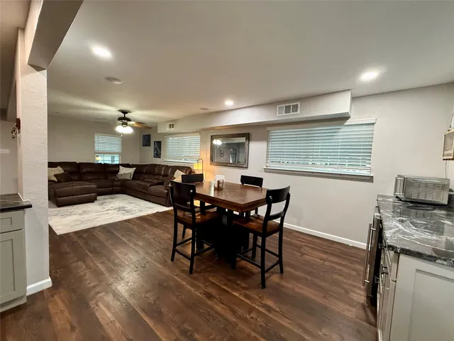 $2,200 | 2221 Coveside, Kemah, TX 77565