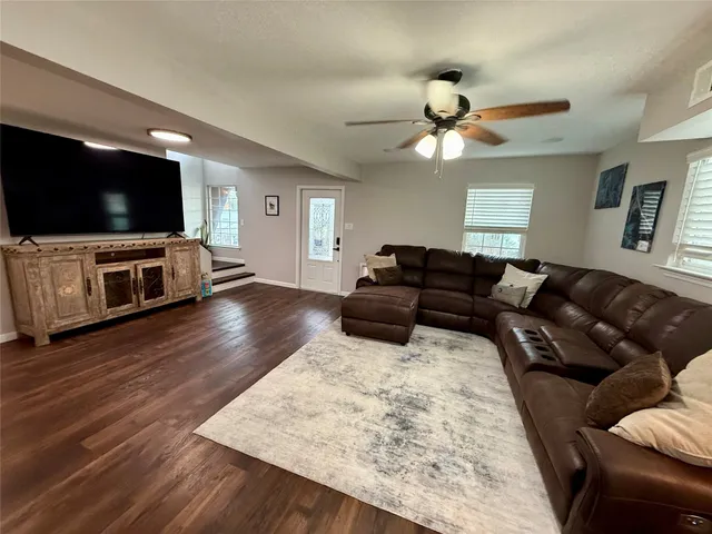 $2,400 | 2221 Coveside, Kemah, TX 77565