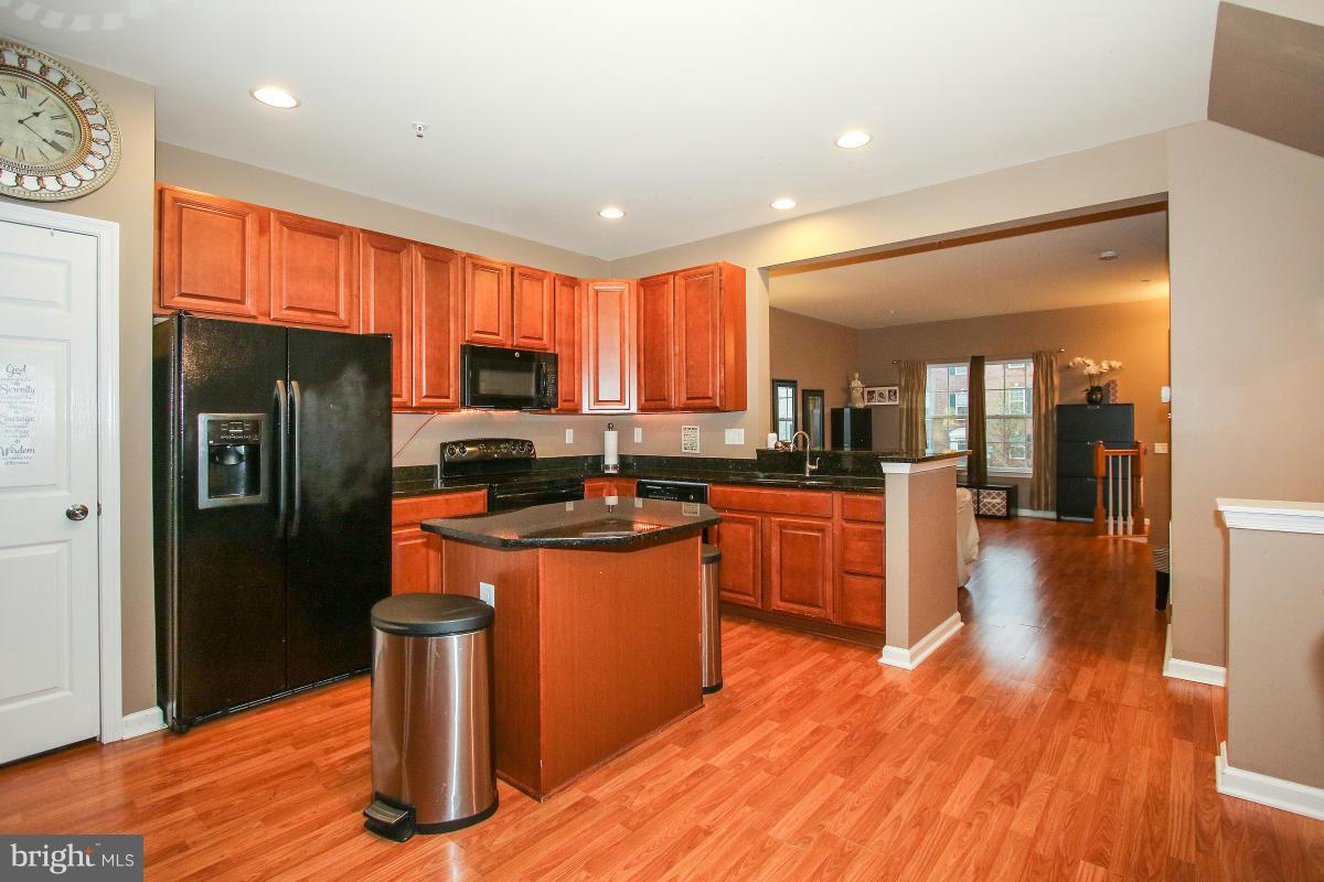 Upgraded Kitchen with 42" Cabinets & Granite