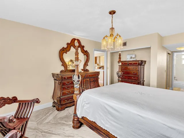 a en suite bathroom with a sink and a mirror