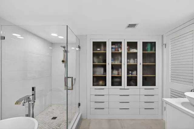 $1,250,000 | 5540 North Ocean Drive, Unit 14B, Singer Island, FL 33404