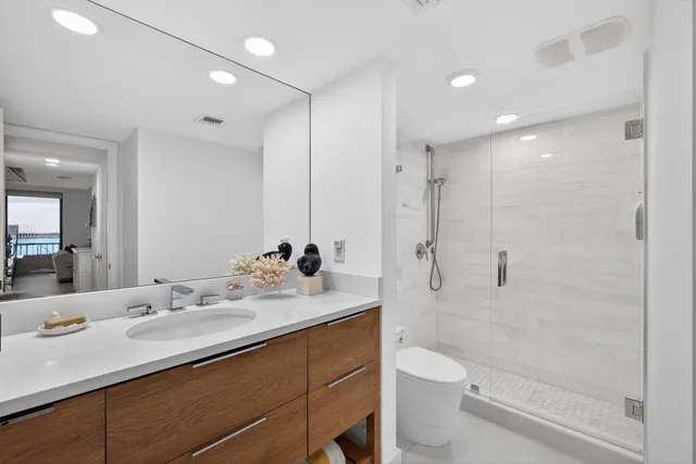 $1,250,000 | 5540 North Ocean Drive, Unit 14B, Singer Island, FL 33404