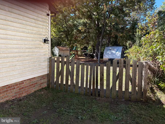 a view of a house with backyard and trees