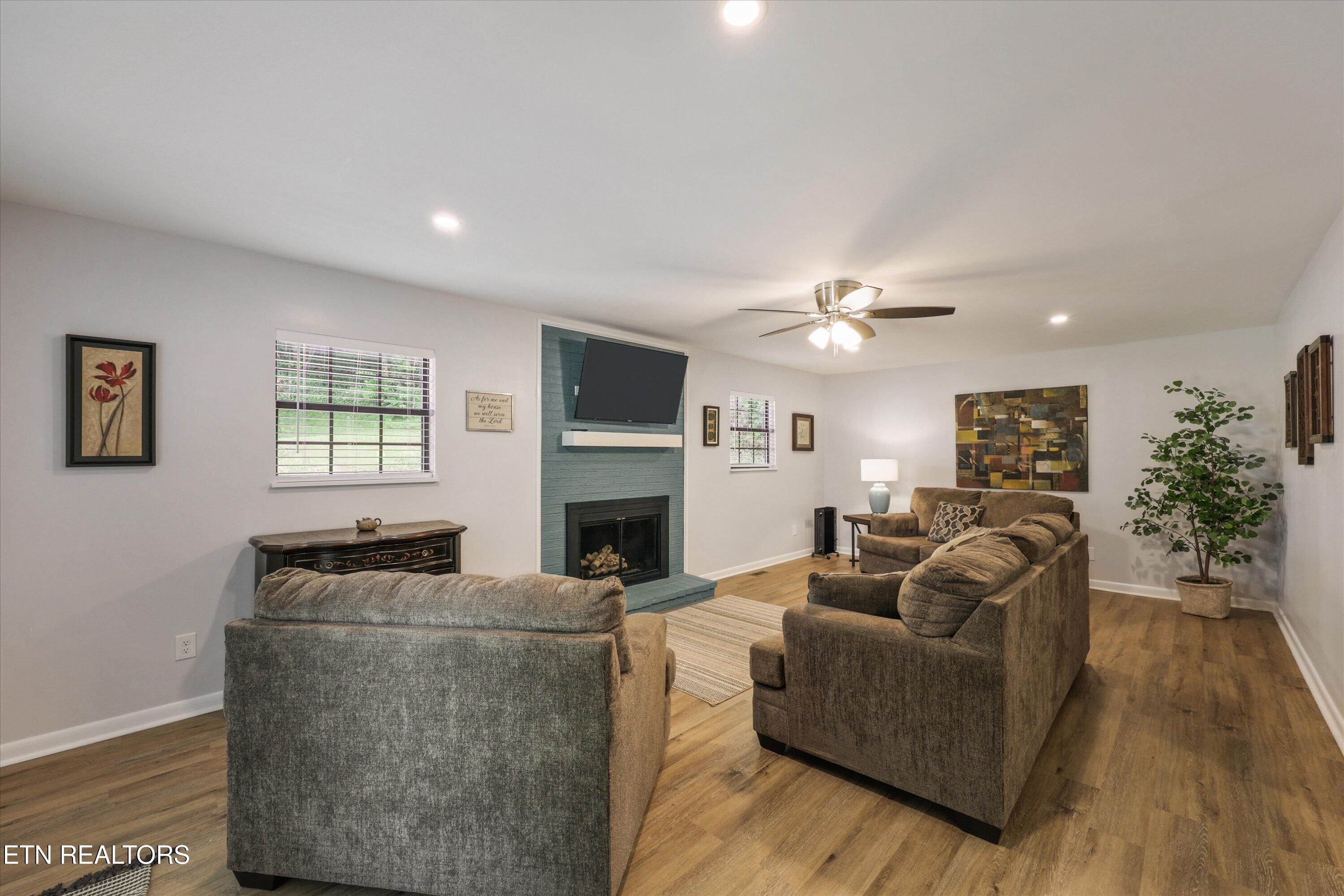 5524 Carter Road Knoxville, TN 37918 - Photo 19 of 57 Living Room