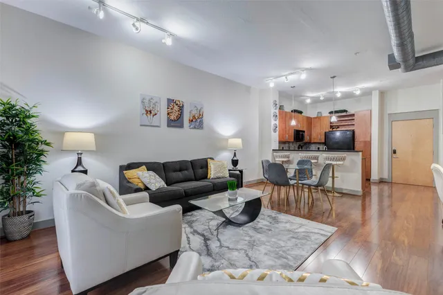 $2,250 | 1901 Post Oak Boulevard, Unit 1106, Houston, TX 77056