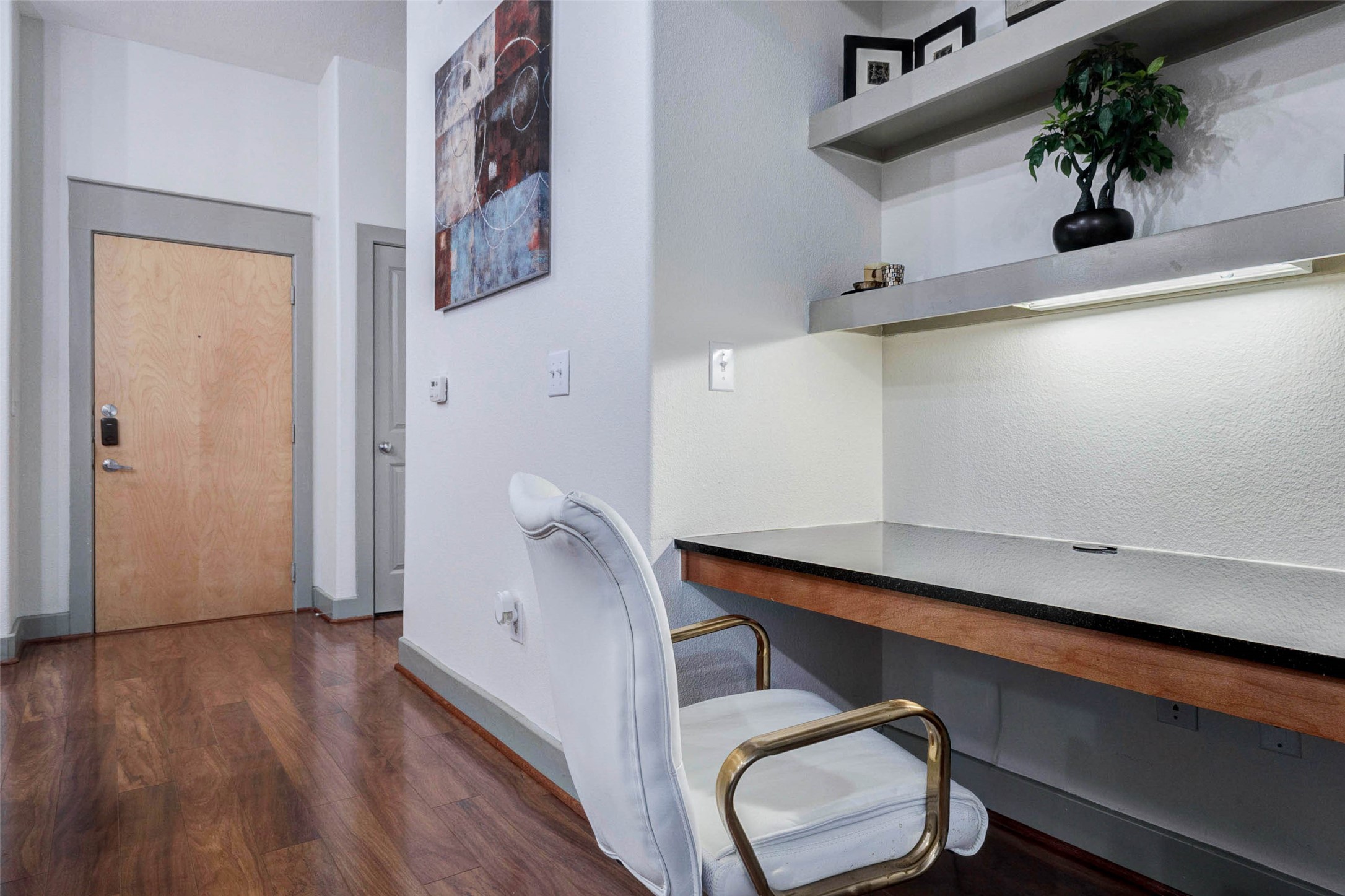 1901 Post Oak Boulevard, Unit 1106 Houston, TX 77056 - Photo 15 of 26 a hallway with painting on the wall