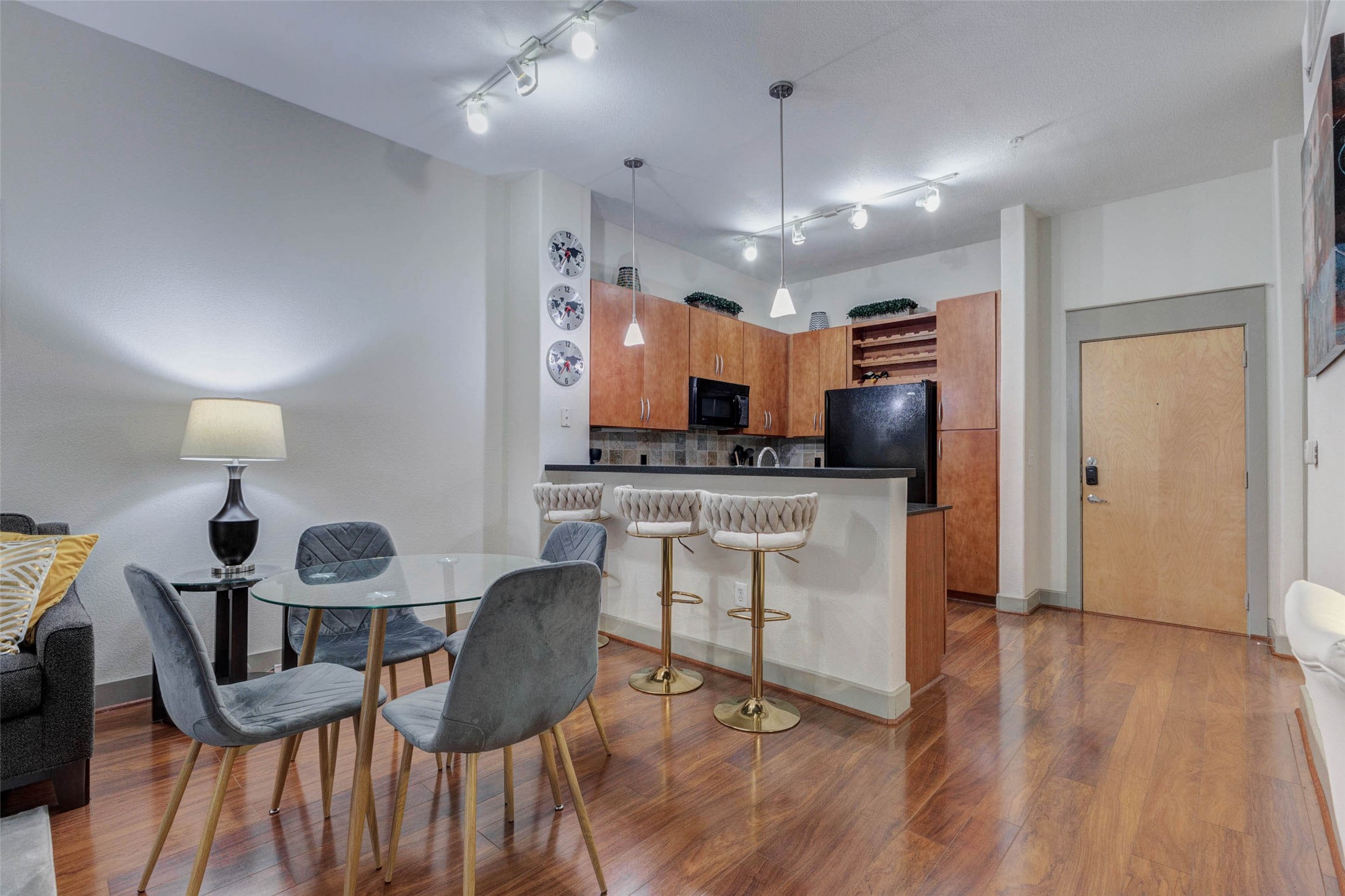 1901 Post Oak Boulevard, Unit 1106 Houston, TX 77056 - Photo 3 of 26 a view of kitchen and dining area with furniture