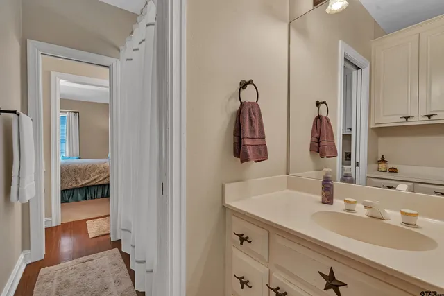 a en suite bathroom with a sink and a mirror
