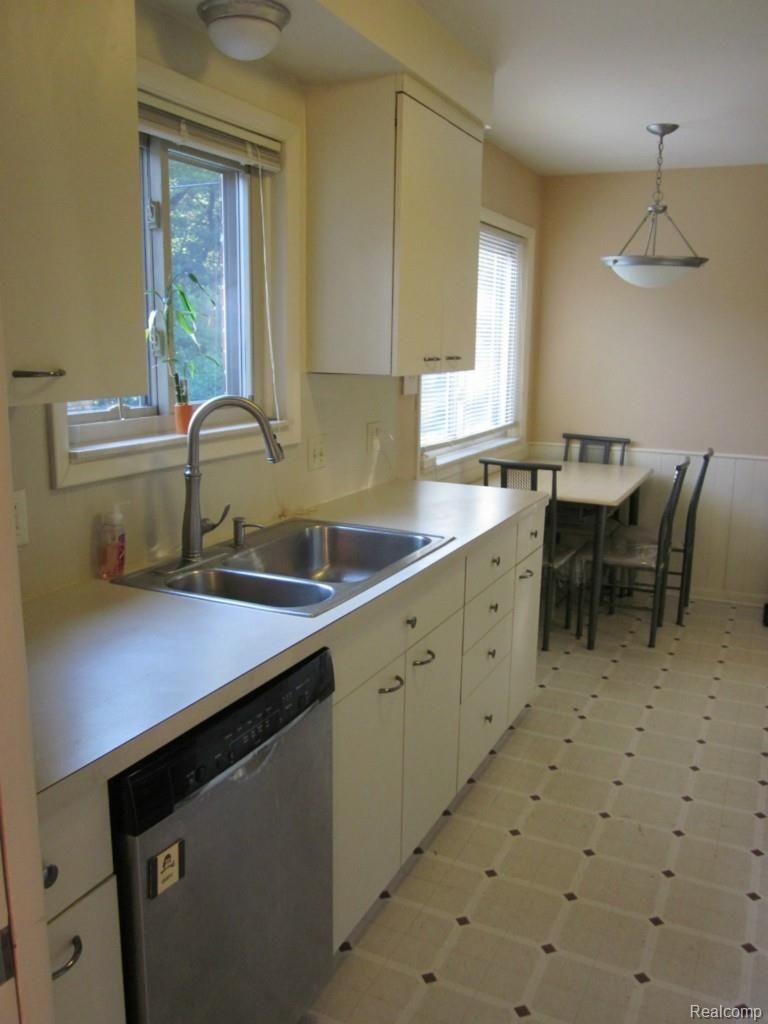 28425 Westerleigh Road Farmington, MI 48334 - Photo 7 of 22 Kitchen V1.jpg