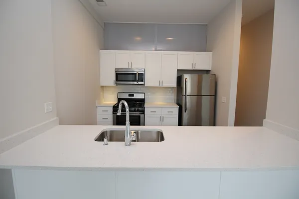 $3,400 | 1540 West Fullerton Avenue, Unit 206, Chicago, IL 60614