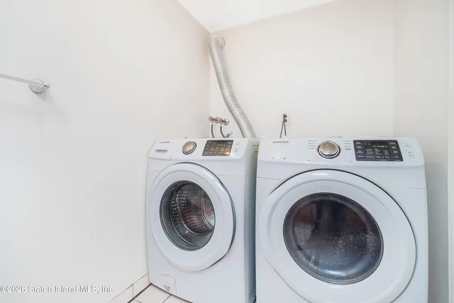 a view of empty room with window