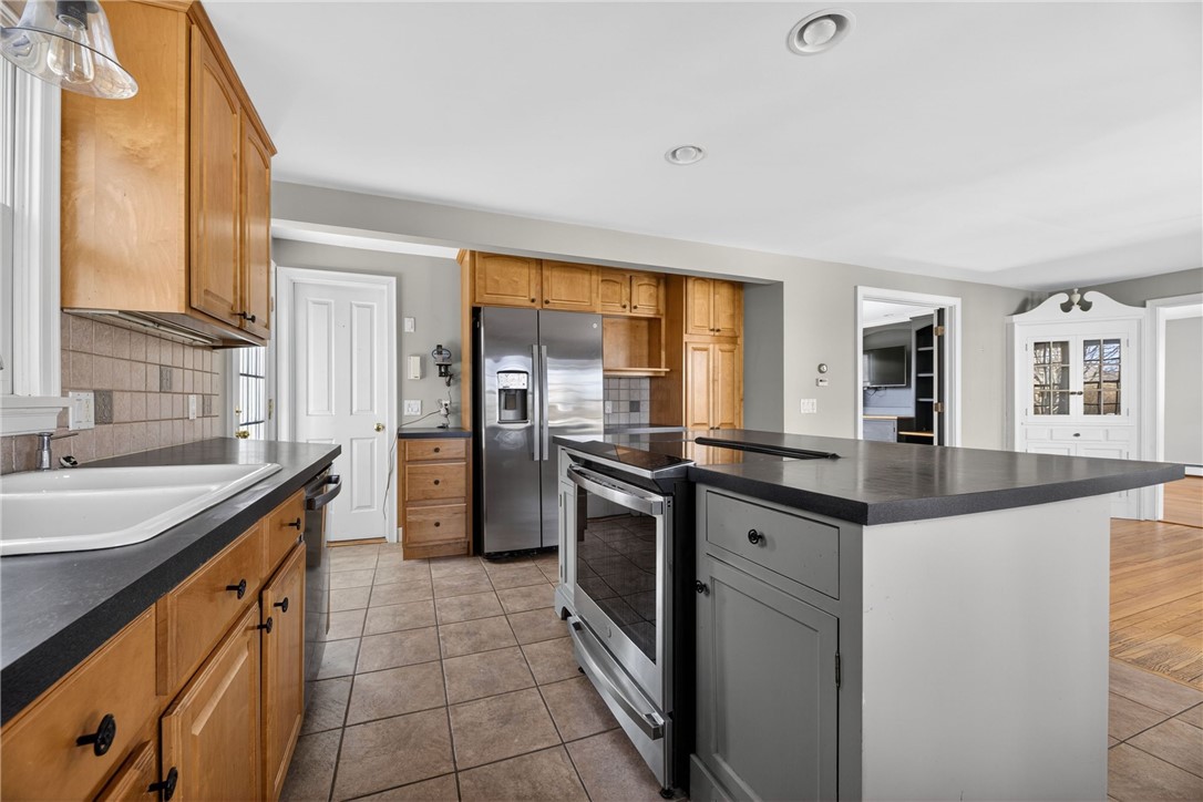 8 Pasadena Avenue Westerly, RI 02891 - Photo 11 of 46