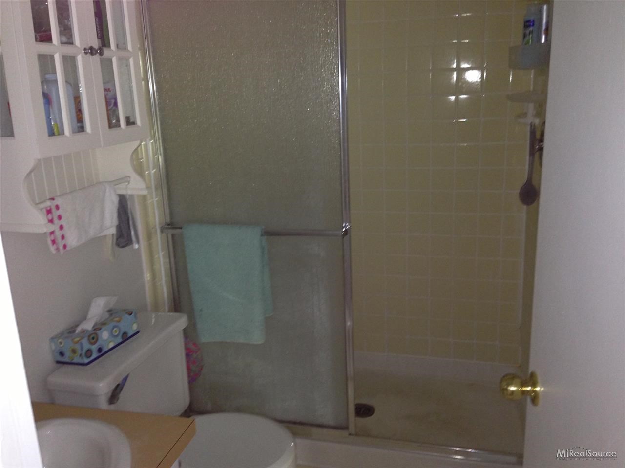 1390 Cresscent Rochester, MI 48309 - Photo 13 of 16 31160855-12.JPG