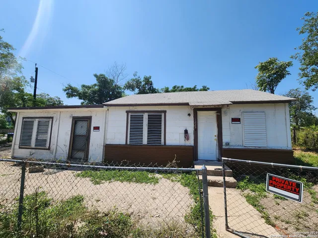 front view of house with a yard