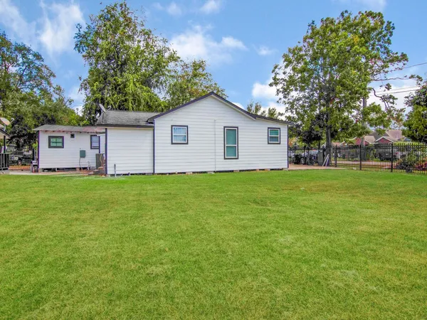 $1,700 | 723 Doverside Street, Unit 4, Houston, TX 77022