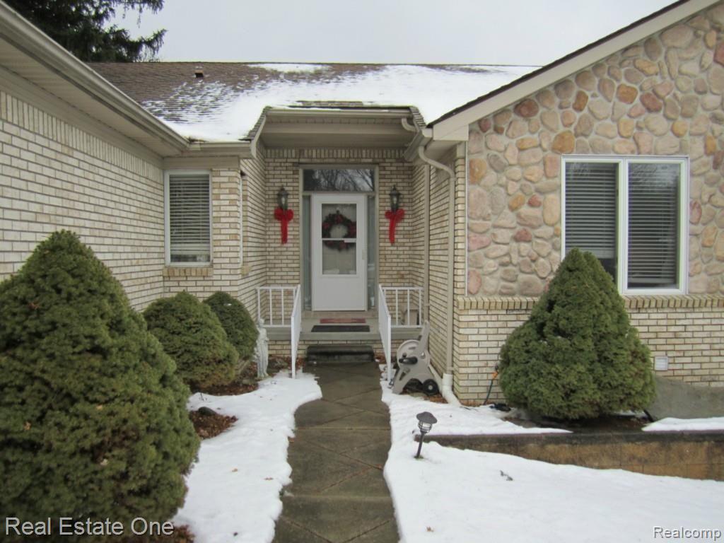 35591 Tall Pine Road Farmington, MI 48335 - Photo 2 of 31 Entry
