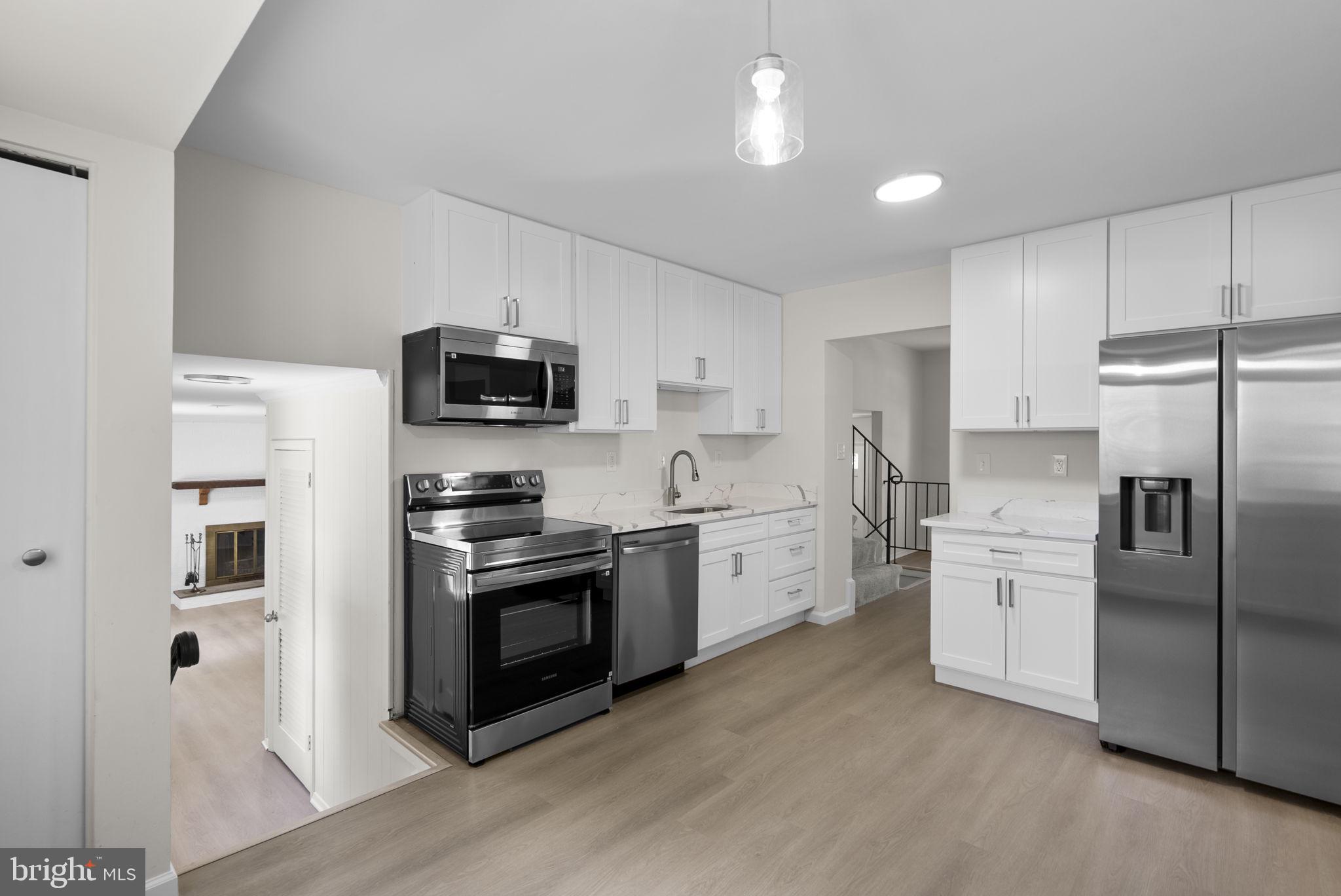 17109 Oxley Farm Road Poolesville, MD 20837 - Photo 2 of 43 Kitchen with brand new quartz countertops