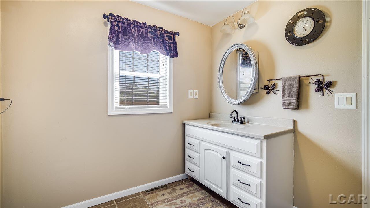 428 Lake Street Addison, MI 49220 - Photo 19 of 29 50016338-18.JPG