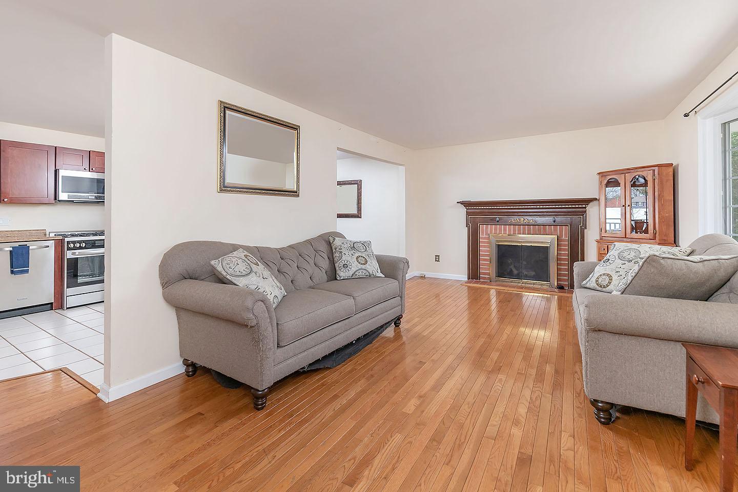 172 Oxford Road Delran, NJ 08075 - Photo 3 of 18 Living Room