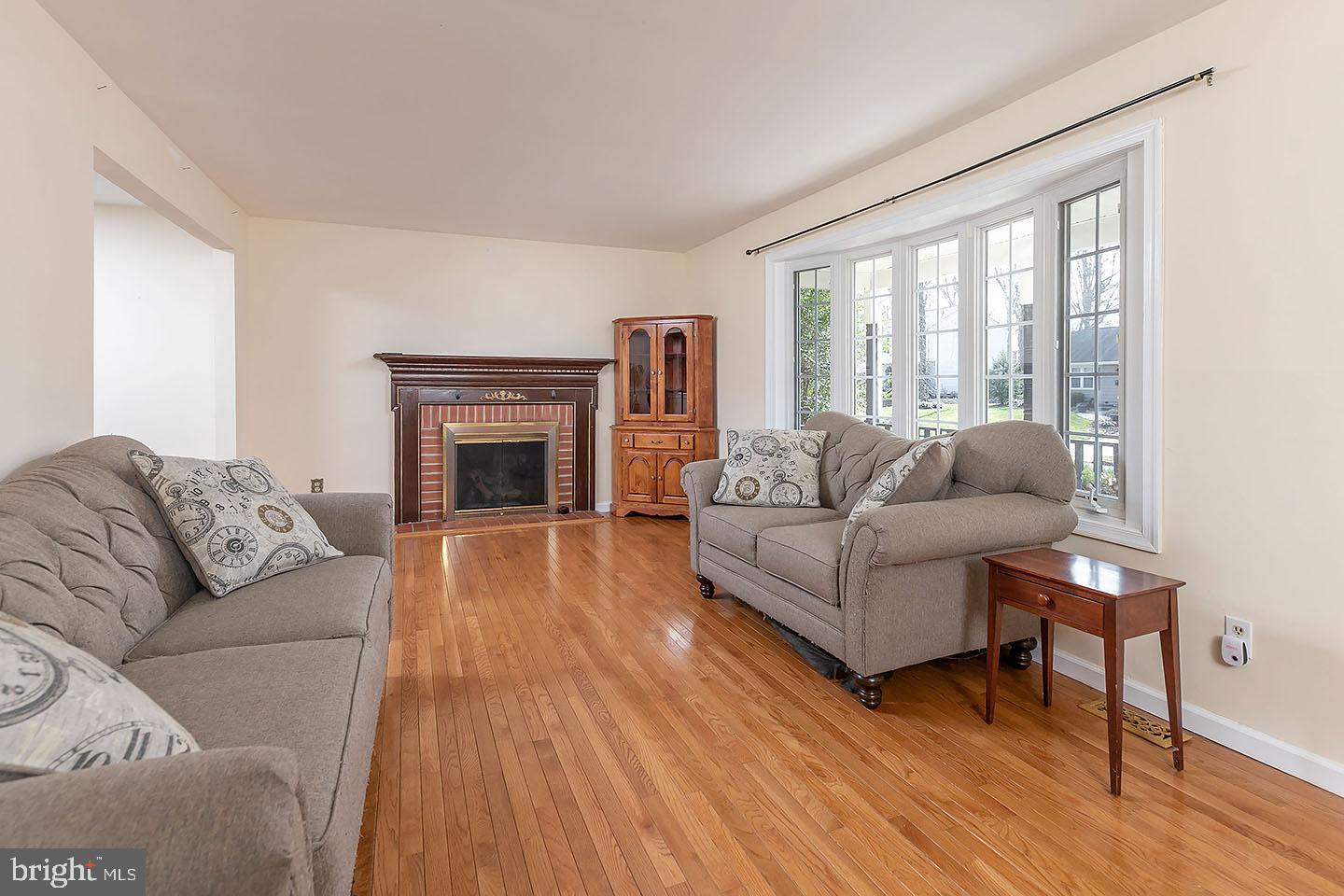 172 Oxford Road Delran, NJ 08075 - Photo 4 of 18 Living Room