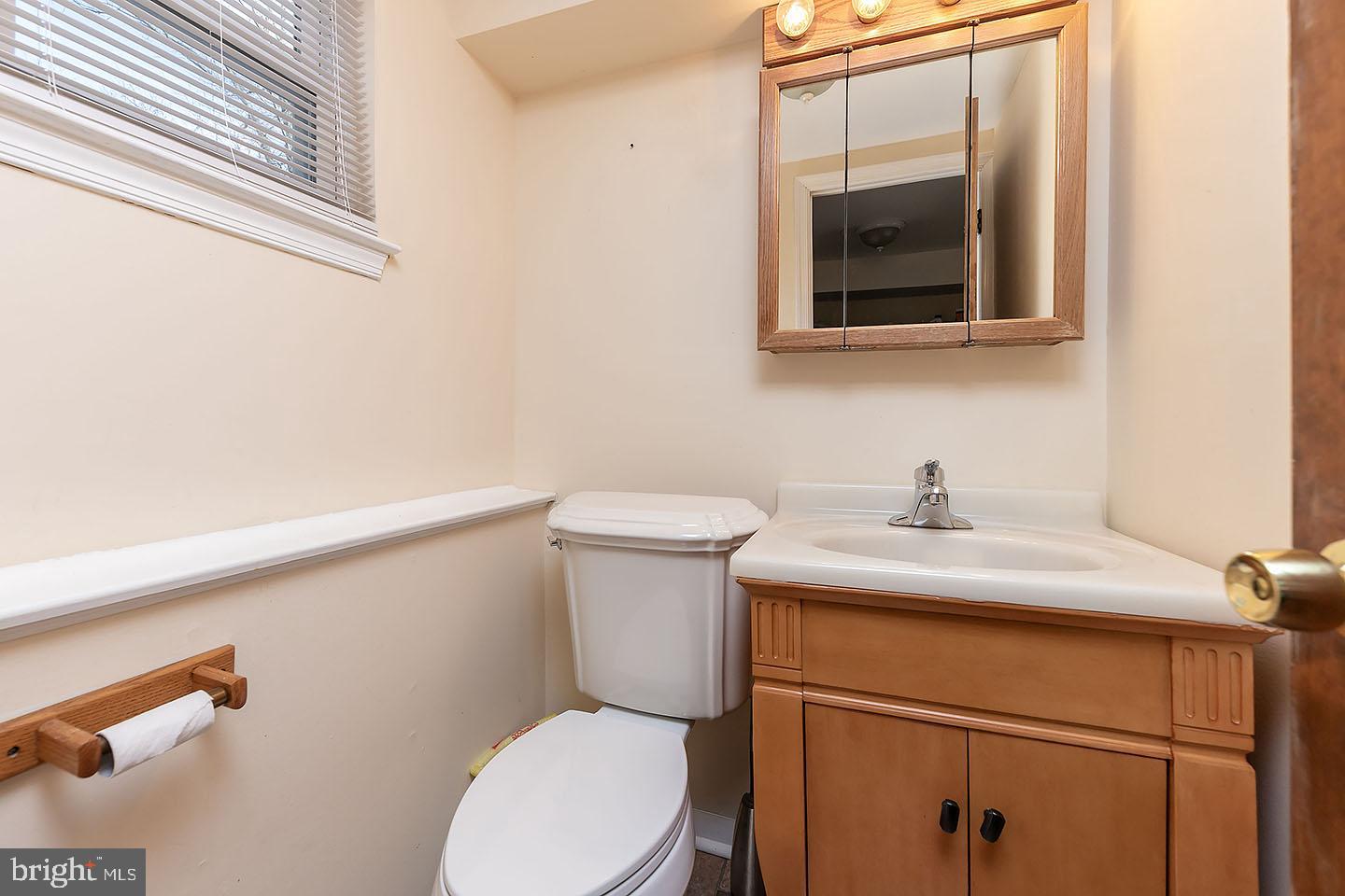172 Oxford Road Delran, NJ 08075 - Photo 8 of 18 Powder Room