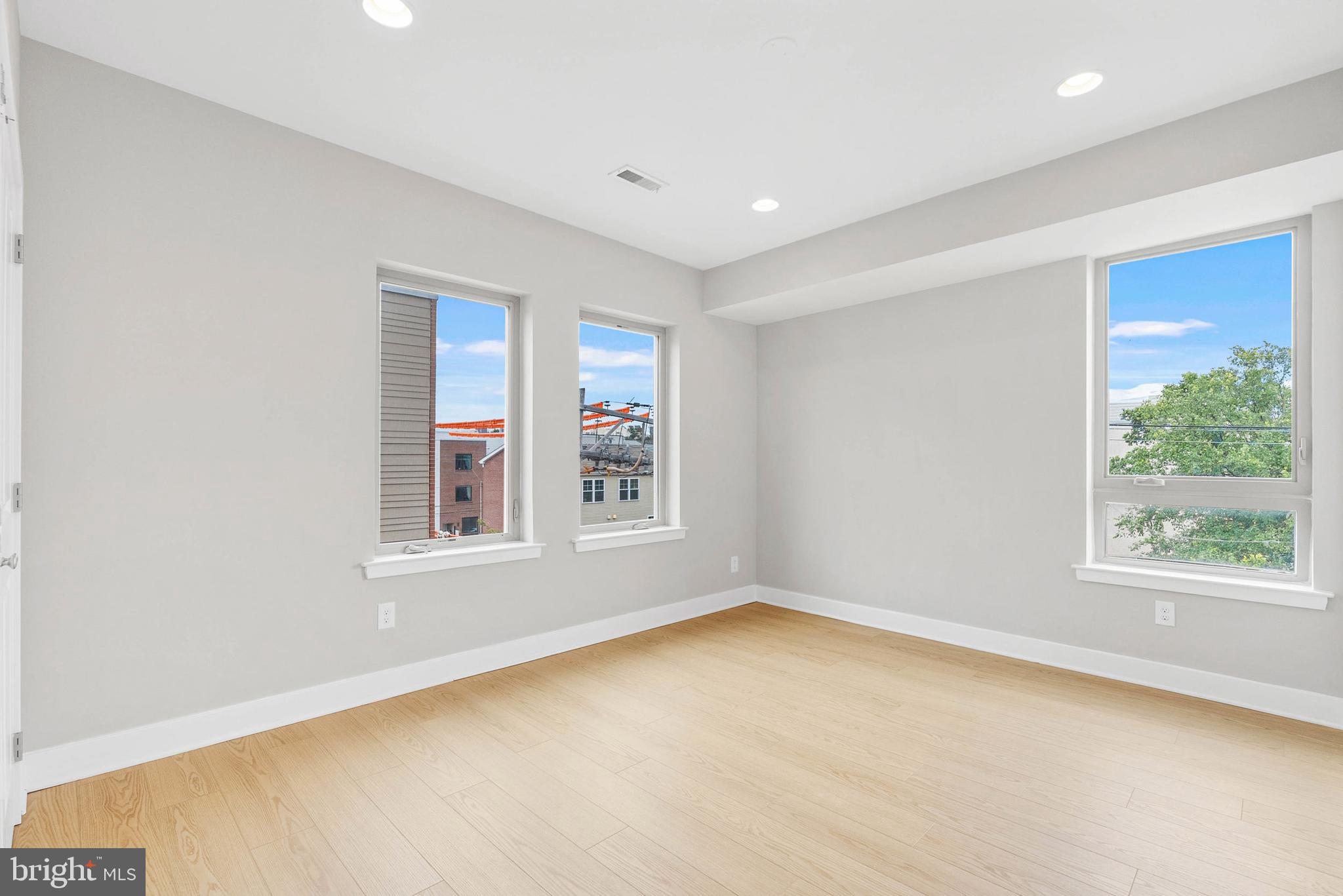 1238 North 6th Street, Unit B Philadelphia, PA 19122 - Photo 15 of 21 an empty room with a window