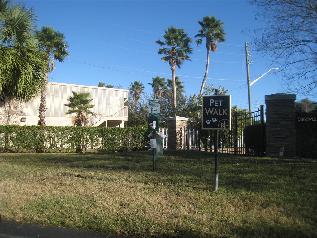 500 South Belcher Road, Unit 138 Largo, FL 33771 - Photo 26 of 31 a backyard of a house with lots of green space