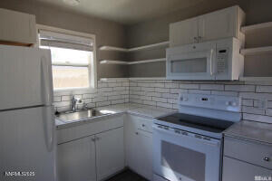 1621 1/2 G. Street Sparks, NV 89431 - Photo 2 of 5 G St kitchen