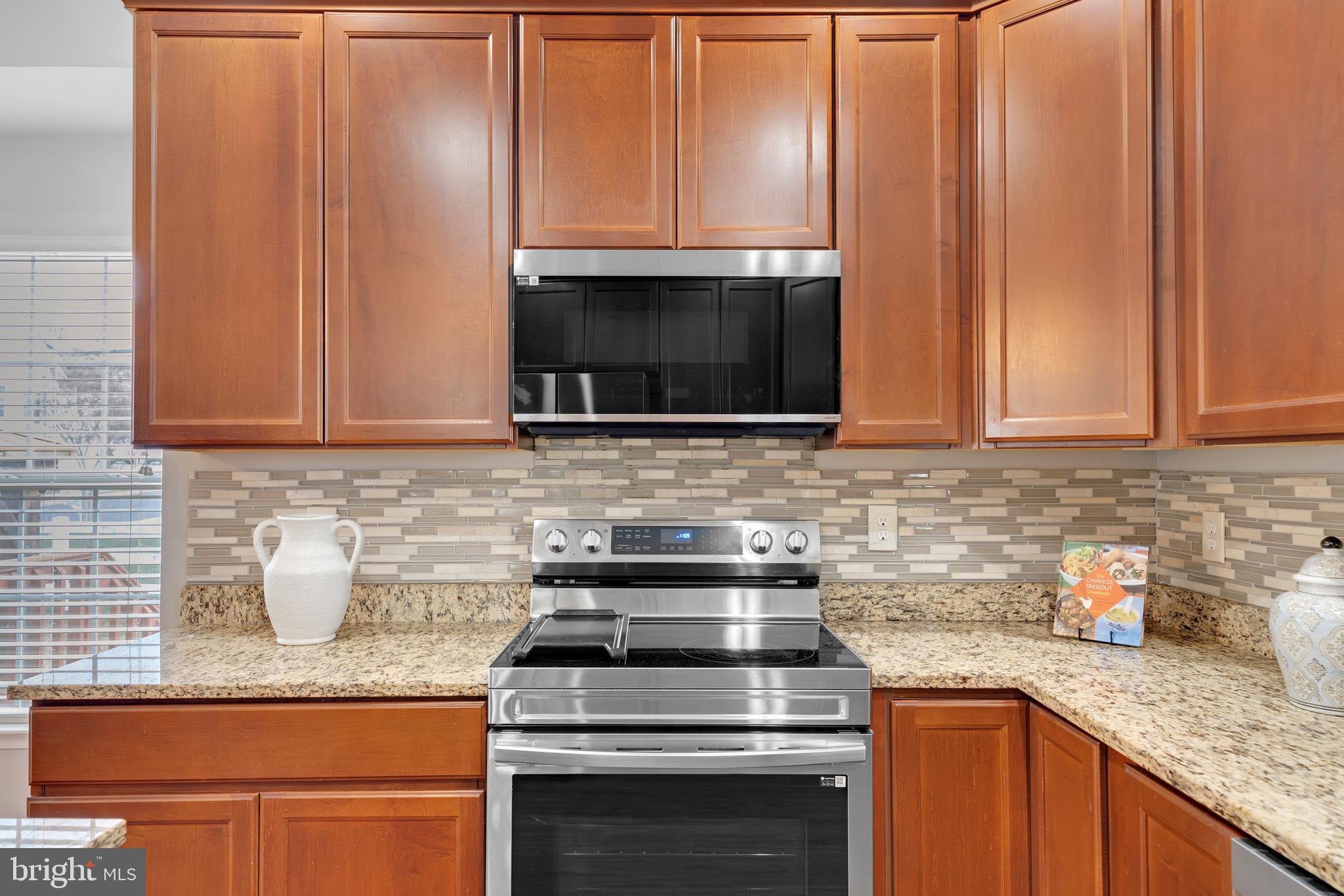 17397 Tedler Circle Round Hill, VA 20141 - Photo 16 of 62 Kitchen-Beautiful Backsplash