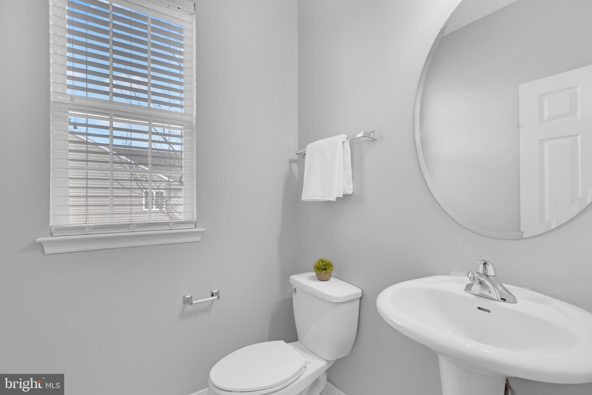 17397 Tedler Circle Round Hill, VA 20141 - Photo 17 of 62 Main Level Powder Room