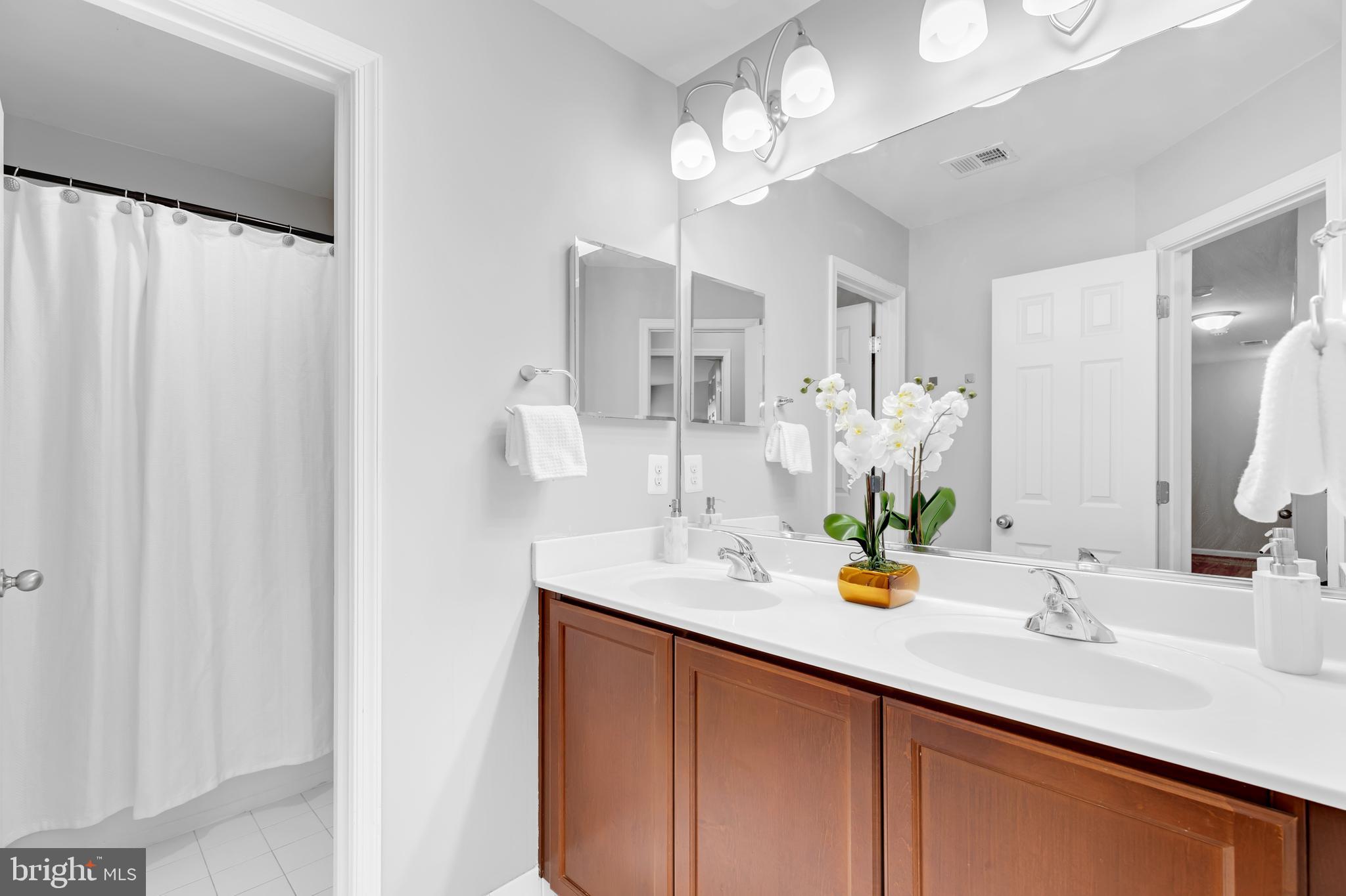 17397 Tedler Circle Round Hill, VA 20141 - Photo 30 of 62 Upper Level -2nd Full Bath