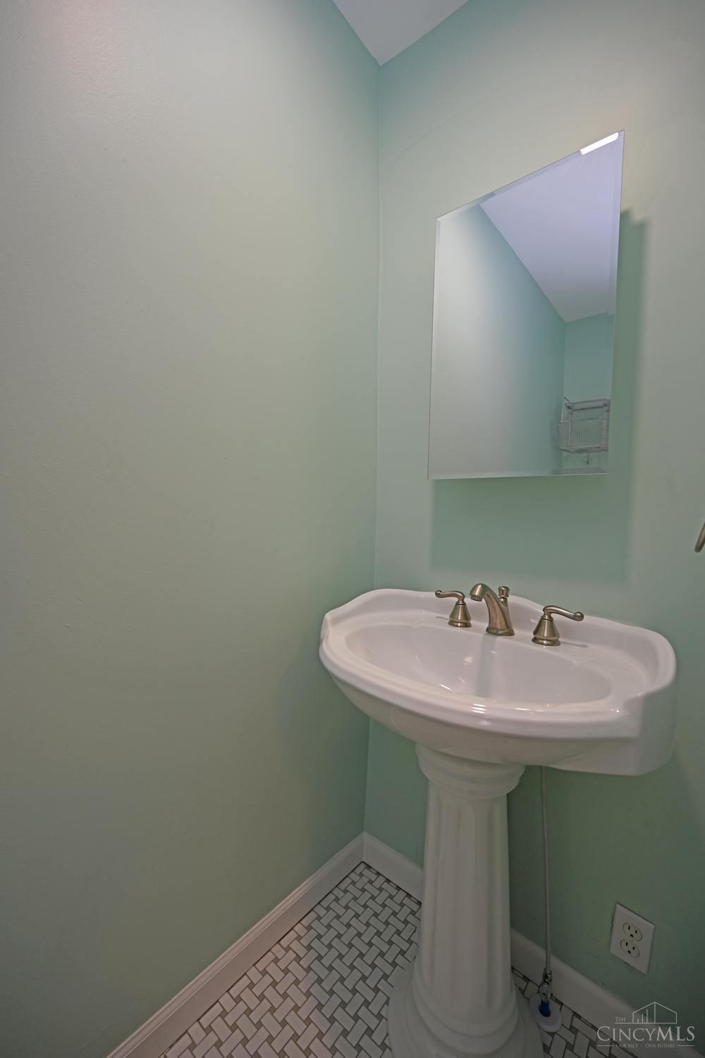 269 Bonham Road Cincinnati, OH 45215 - Photo 17 of 32 Gallery Image 17