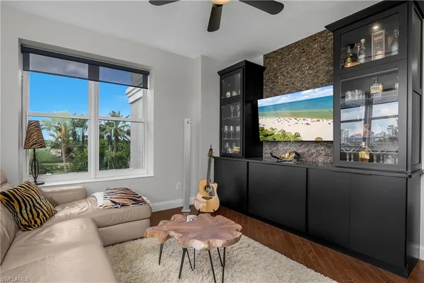 $1,100,000 | 425 Cove Tower Drive, Unit 504, Naples, FL 34110