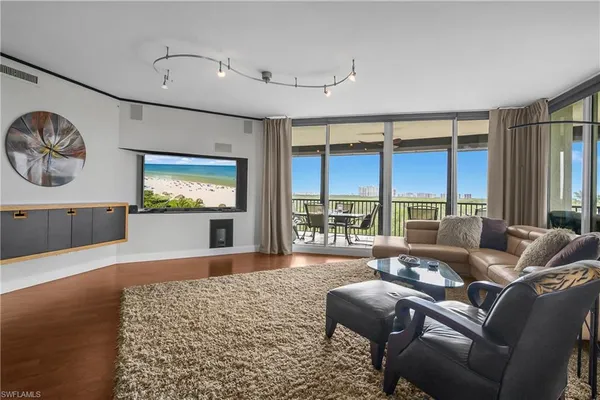 $1,100,000 | 425 Cove Tower Drive, Unit 504, Naples, FL 34110
