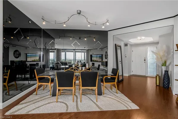 $1,100,000 | 425 Cove Tower Drive, Unit 504, Naples, FL 34110