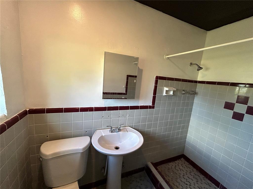 8010 Southeast Us Highway Hawthorne, FL 32640 - Photo 11 of 22 a bathroom with a sink and a toilet