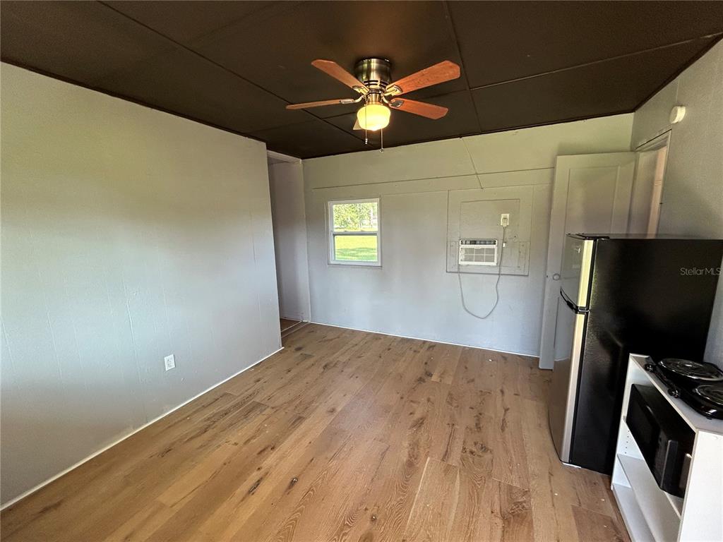 8010 Southeast Us Highway Hawthorne, FL 32640 - Photo 14 of 22 a view of a livingroom with a flat screen tv