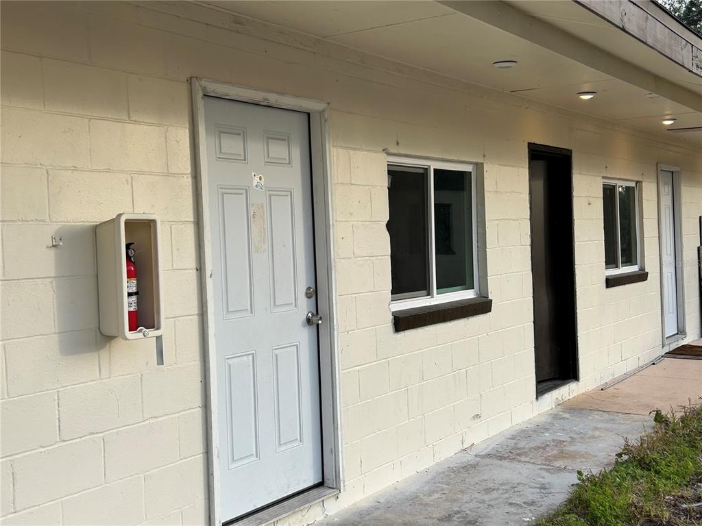 8010 Southeast Us Highway Hawthorne, FL 32640 - Photo 2 of 22 a bathroom with a shower