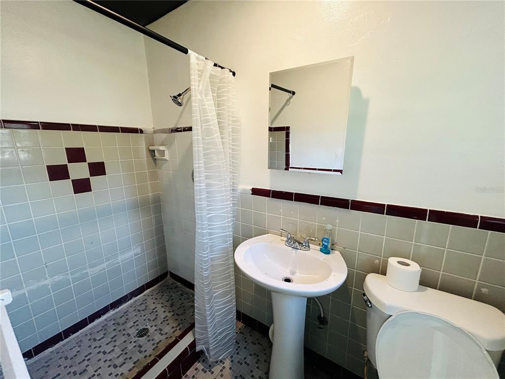 8010 Southeast Us Highway Hawthorne, FL 32640 - Photo 7 of 22 a bathroom with a sink toilet and shower